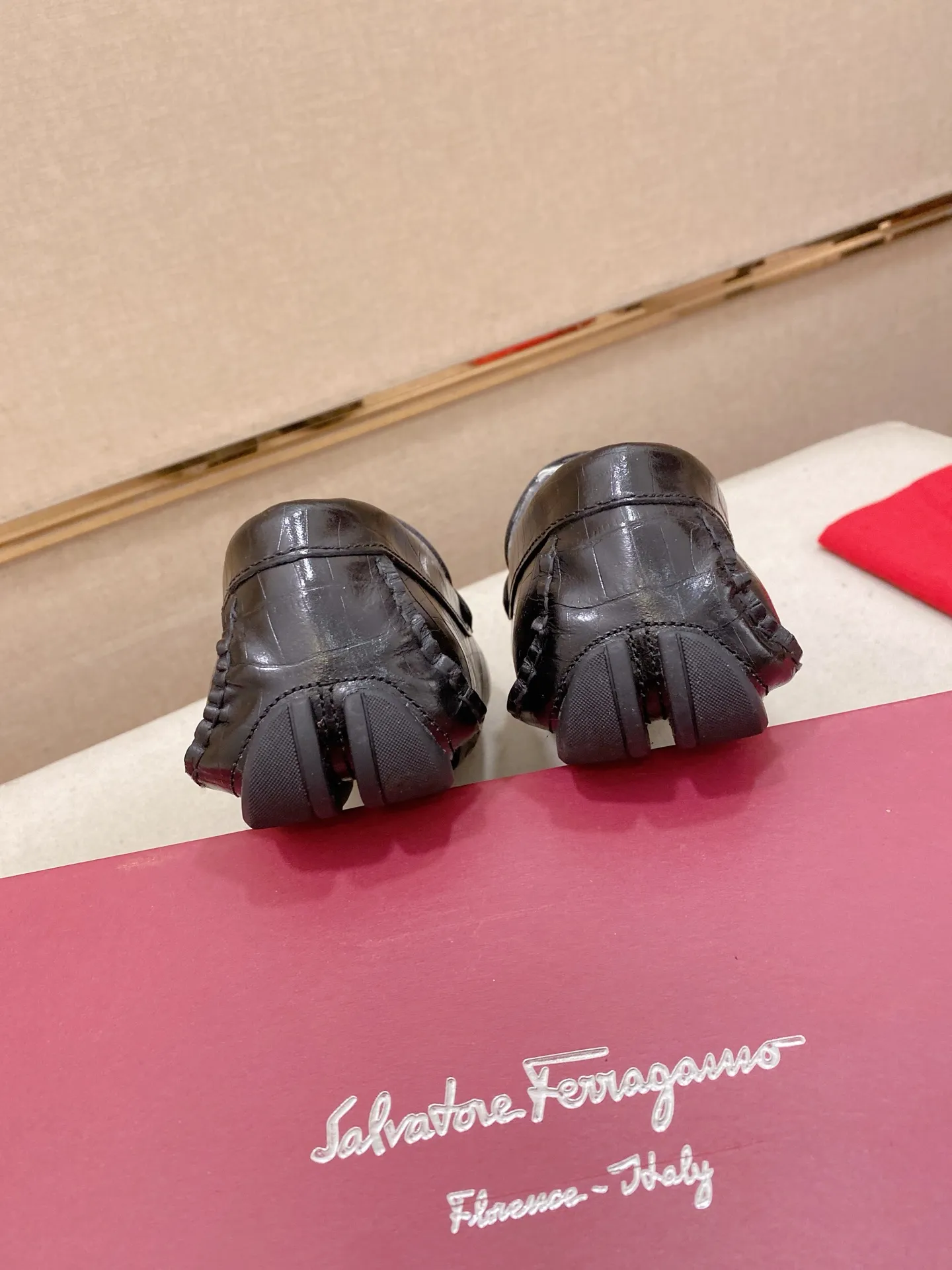 Factory price: 540💰High-end quality! Ferragamo🆕🆕Exclusive hot-selling products in stock🔥🔥New products on the shelves, high-quality Ferragamo men's pea shoes, high-end casual driving shoes, with complete packaging! 💪 💪 Material: imported first-layer cowhide 🐂 + imported high-quality wool lining + wear-resistant outsole 👍🏻👍🏻 Features: high-end and comfortable, purely handmade 🚀 🚀 Create the perfect shoes that suit you best 🔥 🔥 Size: (38-44) 45 standard size can be customized!